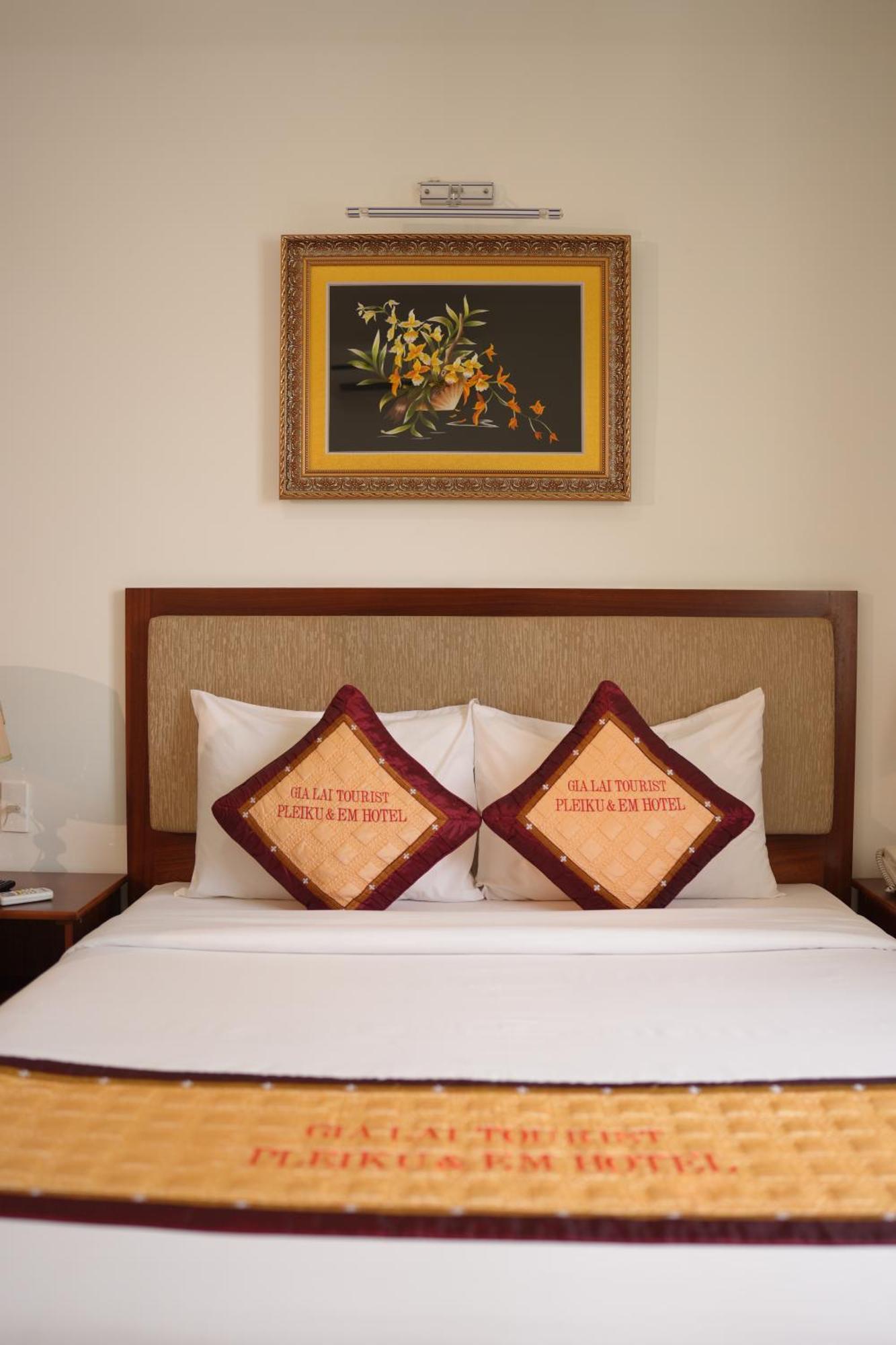 Pleiku & Em Hotel By Gia Lai Tourist Exterior photo