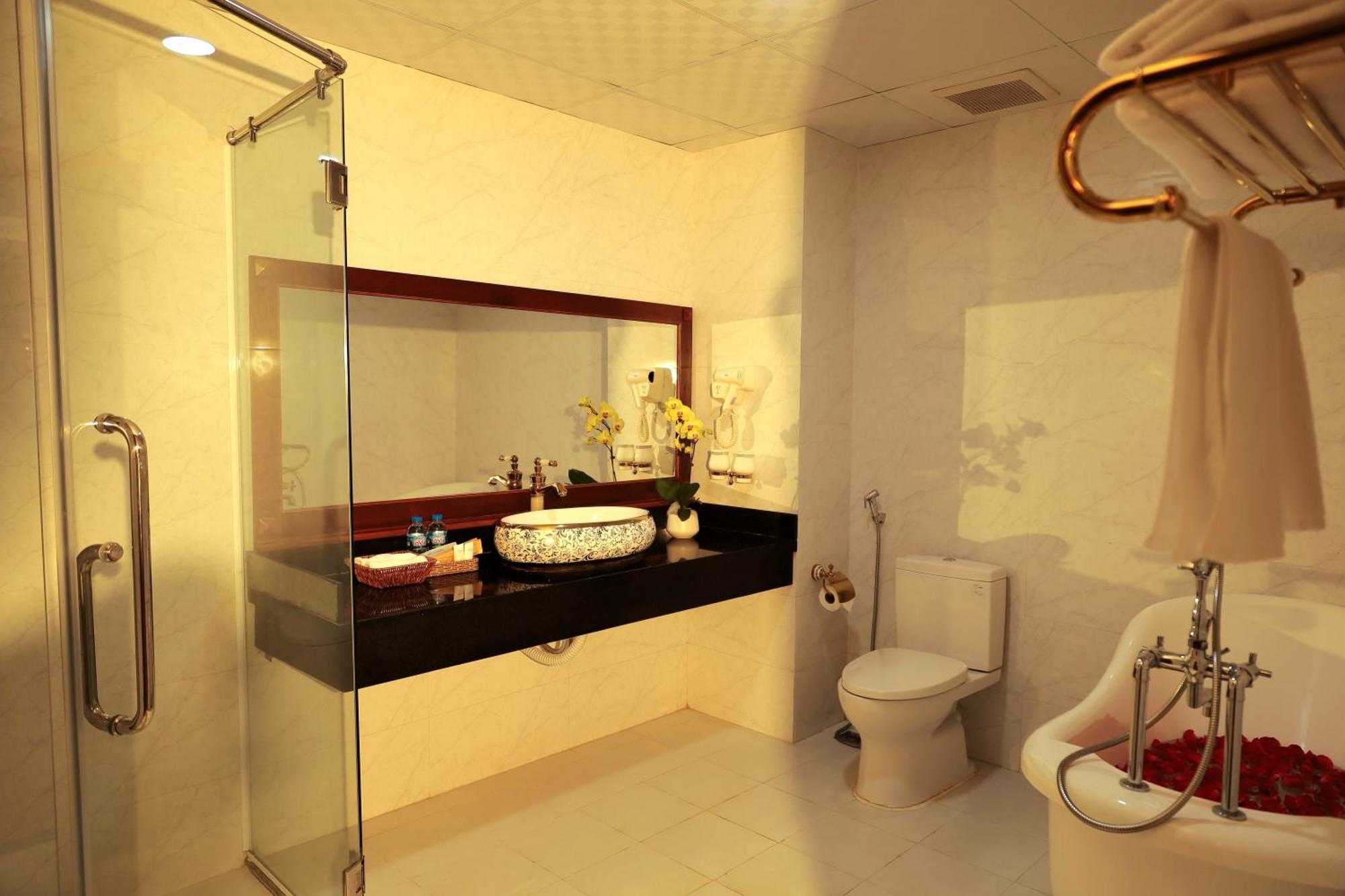 Pleiku & Em Hotel By Gia Lai Tourist Exterior photo